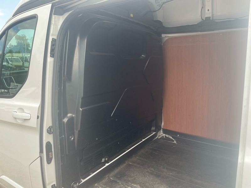 Ford 300 EcoBlue Limited L1 H2 PANEL VAN 2.0 5dr Panel Van Manual Diesel