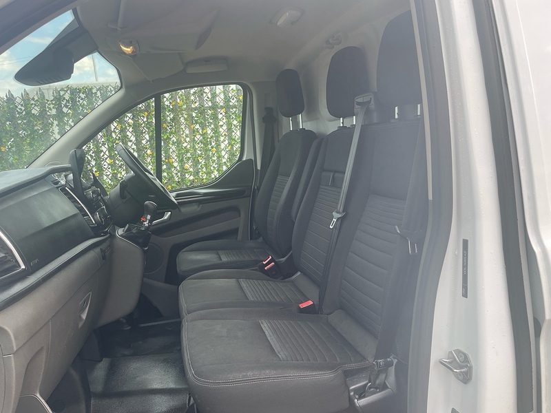 Ford 300 EcoBlue Limited L1 H2 PANEL VAN 2.0 5dr Panel Van Manual Diesel