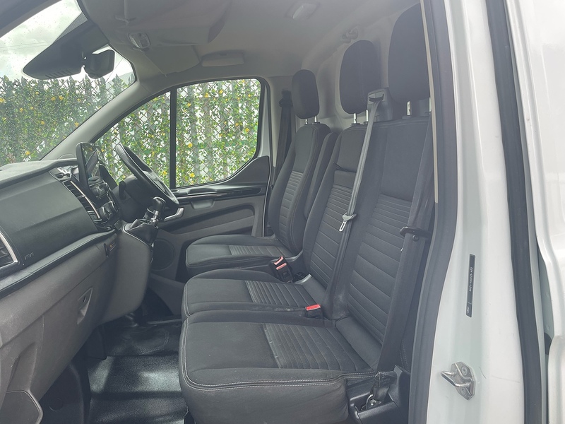 Ford 300 2.0 EcoBlue Limited L1 H1 SWB PANEL VAN - WHITE