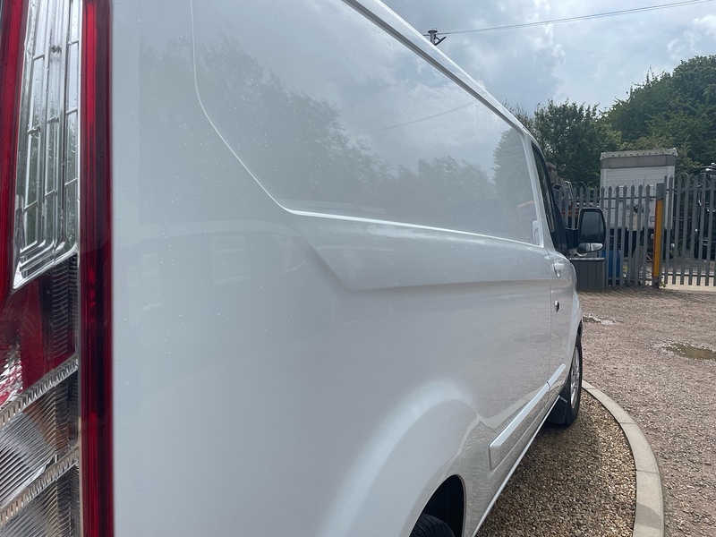 Ford 300 2.0 EcoBlue Limited L1 H1 SWB PANEL VAN - WHITE