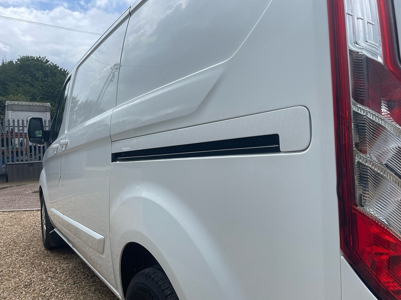 Ford 300 2.0 EcoBlue Limited L1 H1 SWB PANEL VAN - WHITE