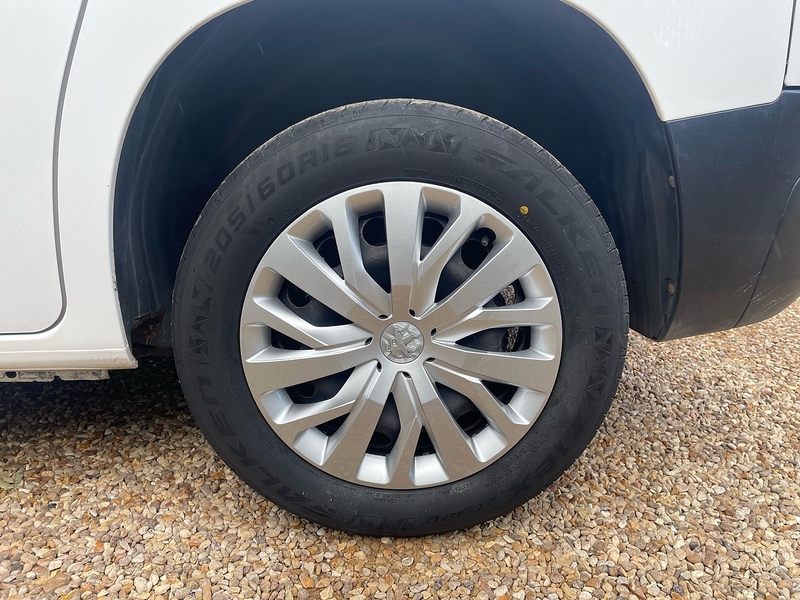Peugeot BlueHDi 1000 Professional 1.5 5dr Panel Van Manual Diesel