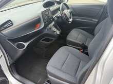 Toyota Sienta X V-Package - U7737