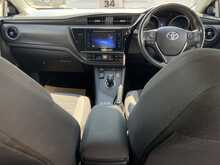 Toyota Auris VVT-h Design - U7835