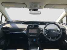 Toyota Prius S - U7963