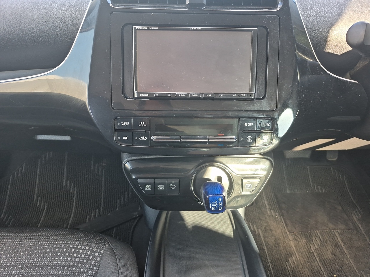 PRIUS Perfect Fit ナビゲーションシステム PRIUS Perfect Fit ナビゲーションシステム Center Dash Mount