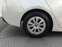 Toyota Prius S - U8001