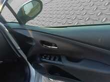 Toyota Prius S - U8037