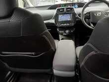 Toyota Prius S - U8175