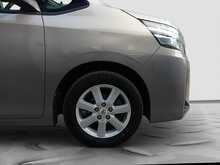 Toyota Voxy X - U8176