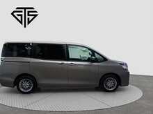 Toyota Voxy X - U8176