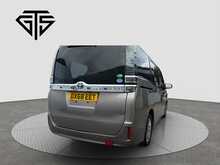 Toyota Voxy X - U8176