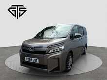 Toyota Voxy X - U8176