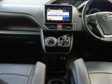 Toyota Voxy Hybrid ZS Kirameki2 - U8363