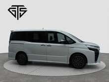 Toyota Voxy Hybrid ZS Kirameki2 - U8410