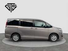 Toyota Noah Hybrid X - U8457