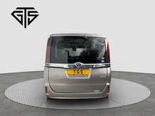 Toyota Noah Hybrid X - U8457
