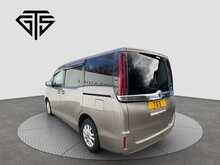 Toyota Noah Hybrid X - U8457
