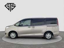 Toyota Noah Hybrid X - U8457