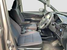 Toyota Noah Hybrid X - U8457