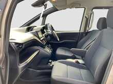 Toyota Noah Hybrid X - U8457