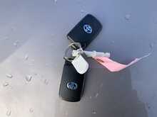 Toyota Noah Hybrid X - U8457