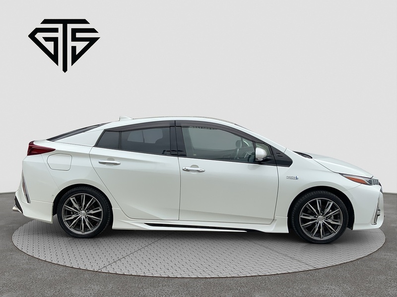 Toyota Prius PHV A - U8477
