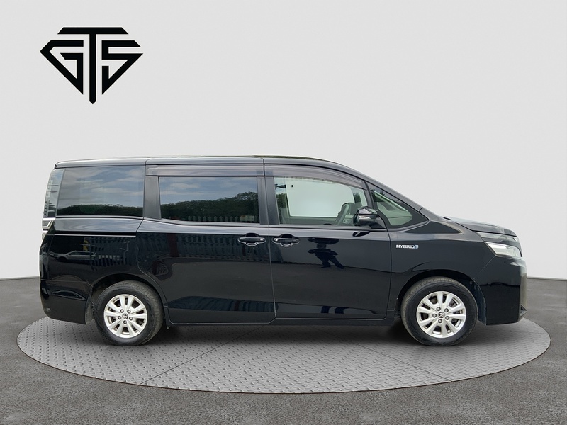Toyota Voxy Hybrid X - U8525