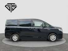 Toyota Voxy Hybrid X - U8525