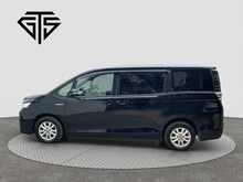 Toyota Voxy Hybrid X - U8525
