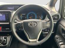 Toyota Voxy Hybrid X - U8525
