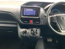Toyota Voxy Hybrid X - U8525