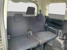Toyota Voxy Hybrid X - U8525