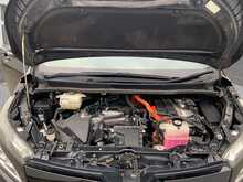 Toyota Voxy Hybrid X - U8525