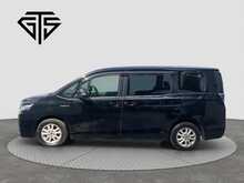 Toyota Voxy Hybrid X - U8525