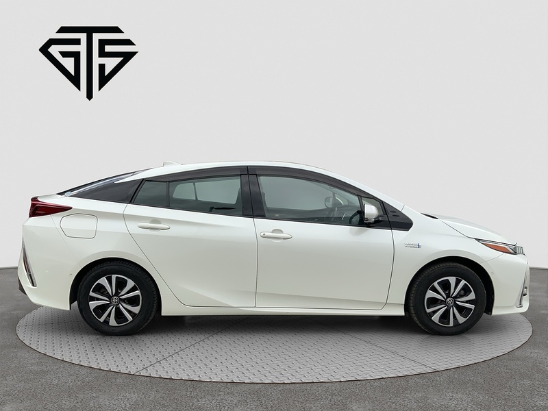 Toyota Prius PHV A - U8552