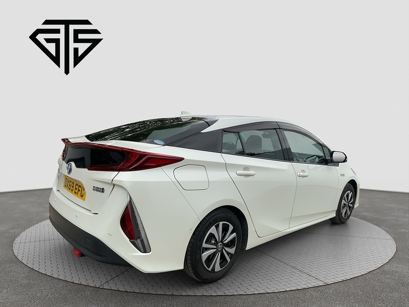 Toyota Prius PHV A - U8552