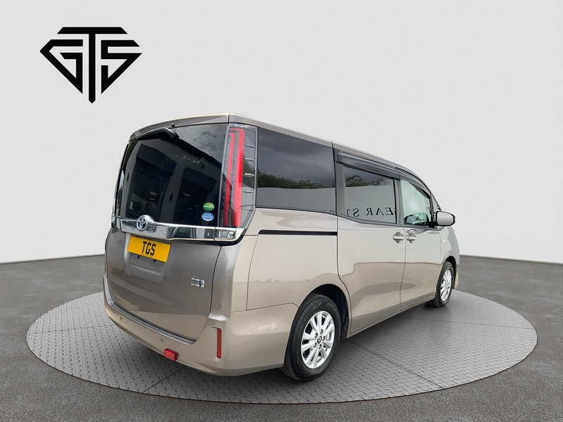 Toyota Noah Hybrid G - U8554