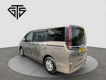 Toyota Noah Hybrid G - U8554