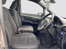 Toyota Noah Hybrid G - U8554