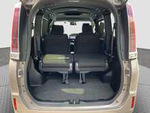 Toyota Noah Hybrid G - U8554