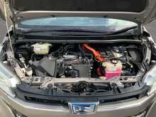 Toyota Noah Hybrid G - U8554