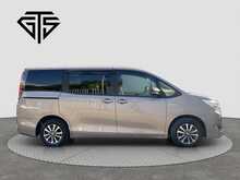 Toyota Noah Hybrid G - U8554