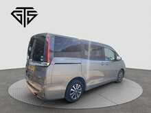 Toyota Noah Hybrid G - U8554