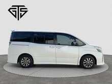 Toyota Voxy Hybrid ZS Kirameki3 - U8606