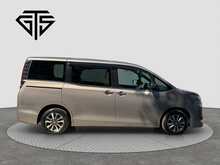 Toyota Esquire Hybrid Gi - U8608