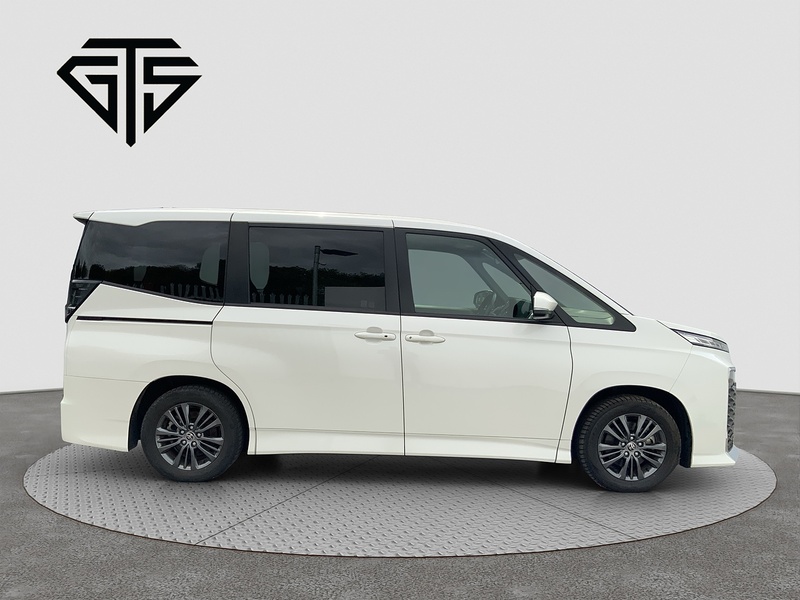 Toyota Voxy Hybrid S-G - U8712