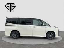 Toyota Voxy Hybrid S-G - U8712