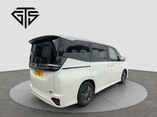 Toyota Voxy Hybrid S-G - U8712