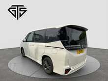 Toyota Voxy Hybrid S-G - U8712
